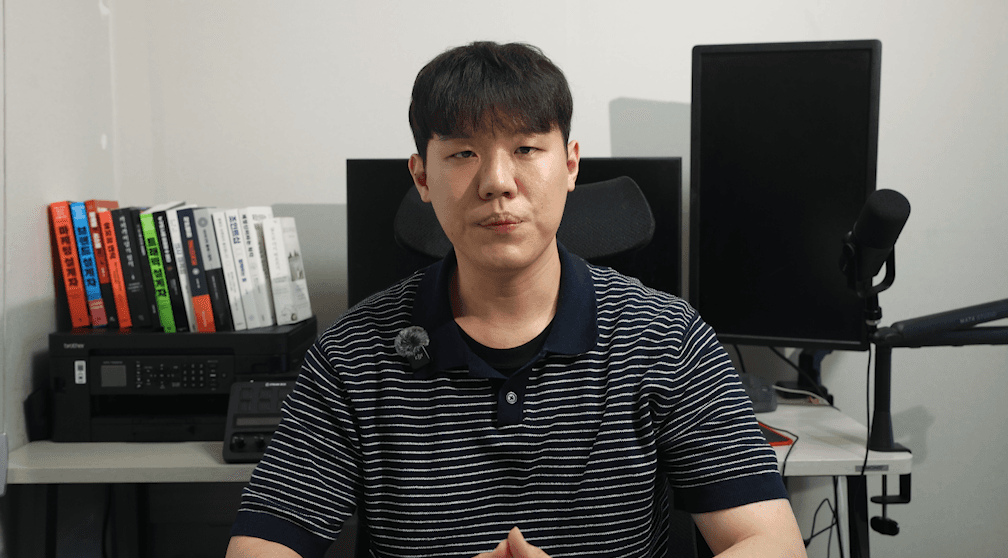 몽PD가 작업실에서 카메라를 보며 이야기하는 모습